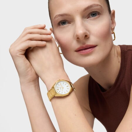 Reloj analógico con movimiento suizo, esfera de nácar y brazalete de eslabones de acero dorado Tous Now